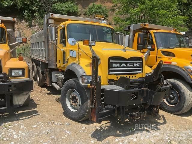 Mack 700 Schneeschilde und -pflüge