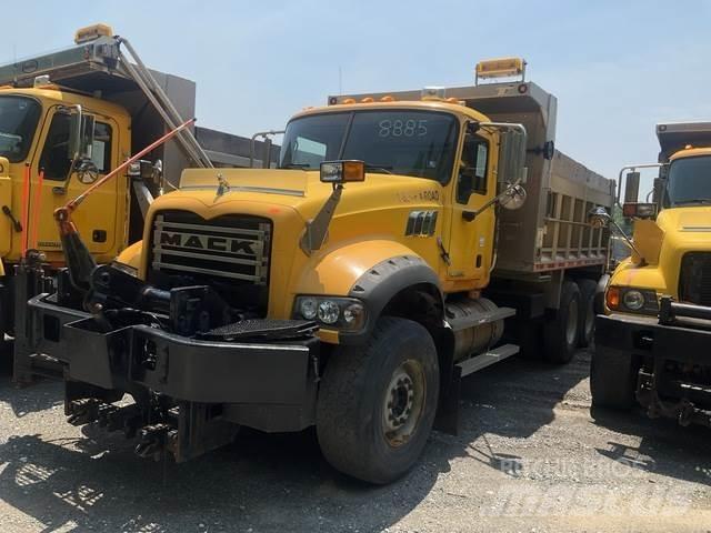 Mack 700 Schneeschilde und -pflüge