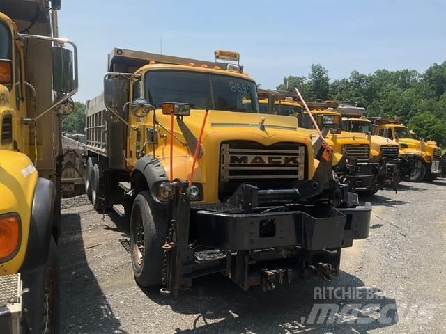 Mack 700 Schneeschilde und -pflüge