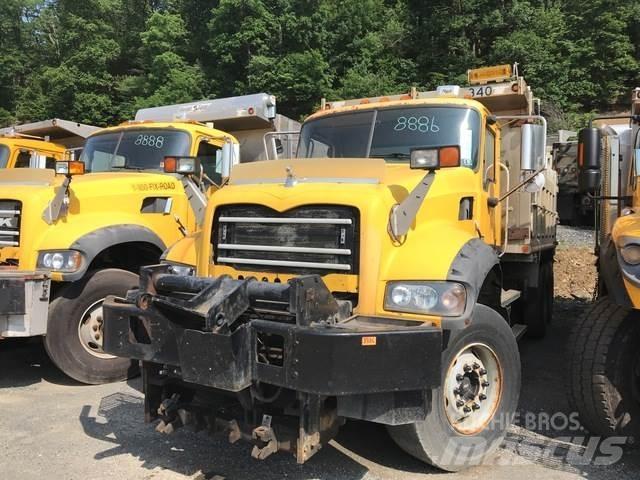 Mack 700 Schneeschilde und -pflüge