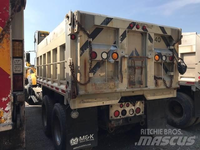 Mack 700 Schneeschilde und -pflüge