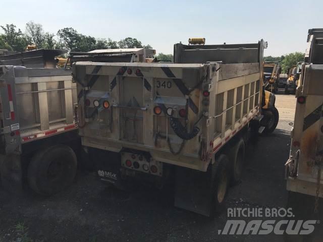 Mack 700 Schneeschilde und -pflüge