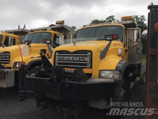Mack 700 Schneeschilde und -pflüge