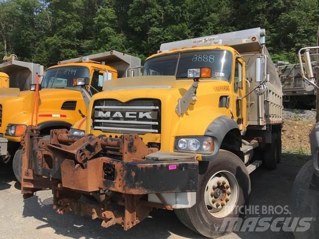 Mack 700 Schneeschilde und -pflüge