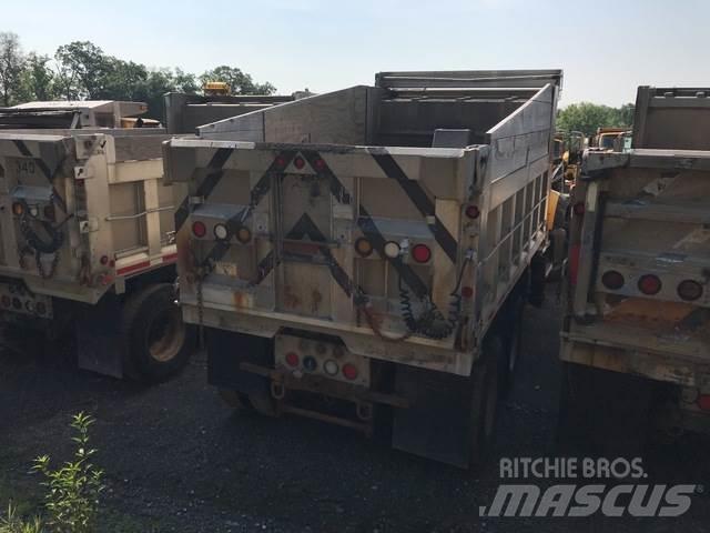 Mack 700 Schneeschilde und -pflüge