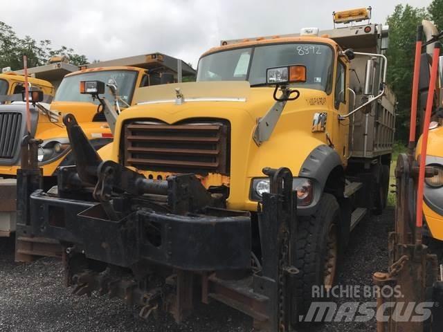 Mack 700 Schneeschilde und -pflüge