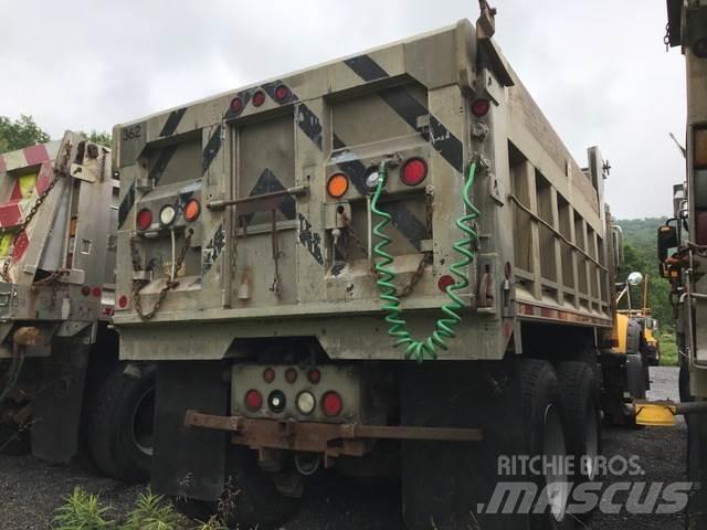 Mack 700 Schneeschilde und -pflüge