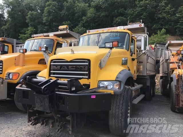 Mack 700 Schneeschilde und -pflüge