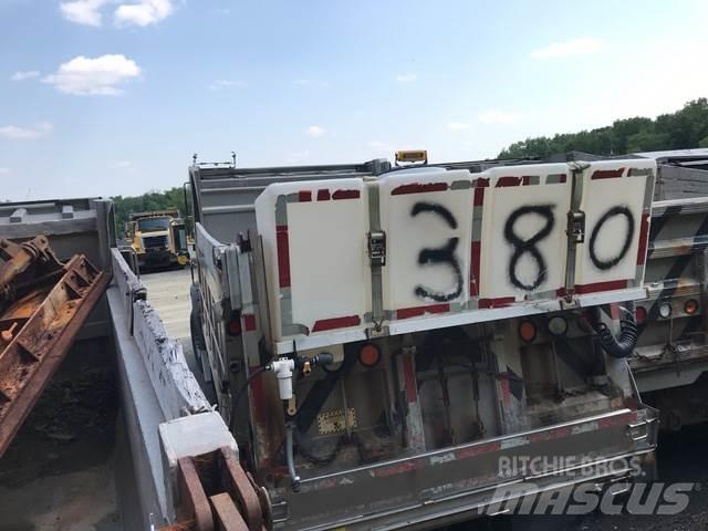 Mack 700 Schneeschilde und -pflüge