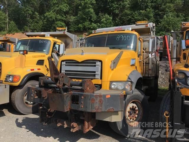 Mack 700 Schneeschilde und -pflüge