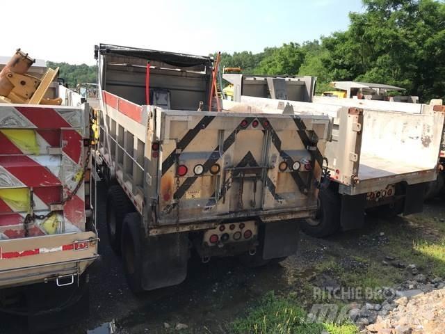 Mack 700 Schneeschilde und -pflüge