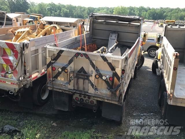 Mack 700 Schneeschilde und -pflüge