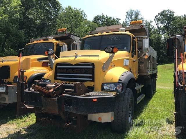 Mack 700 Schneeschilde und -pflüge