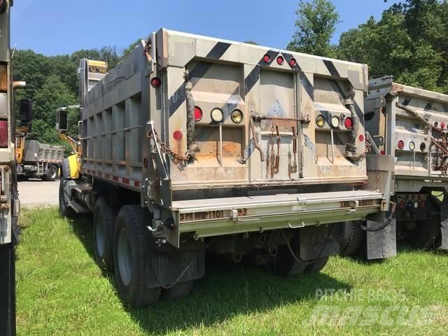 Mack 700 Schneeschilde und -pflüge