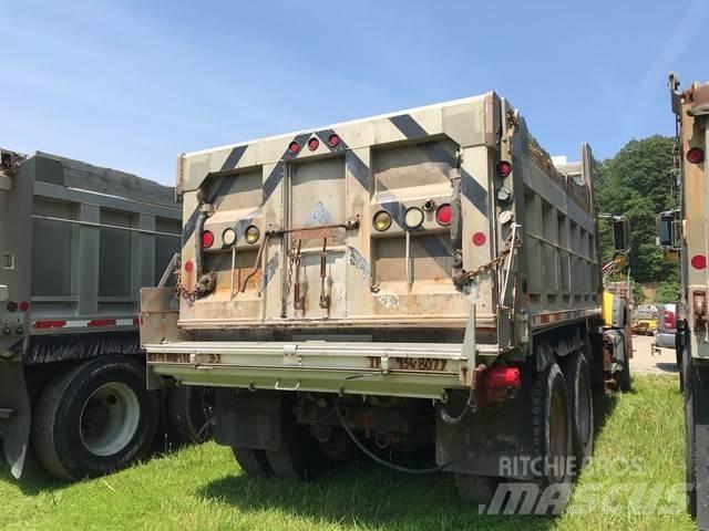 Mack 700 Schneeschilde und -pflüge