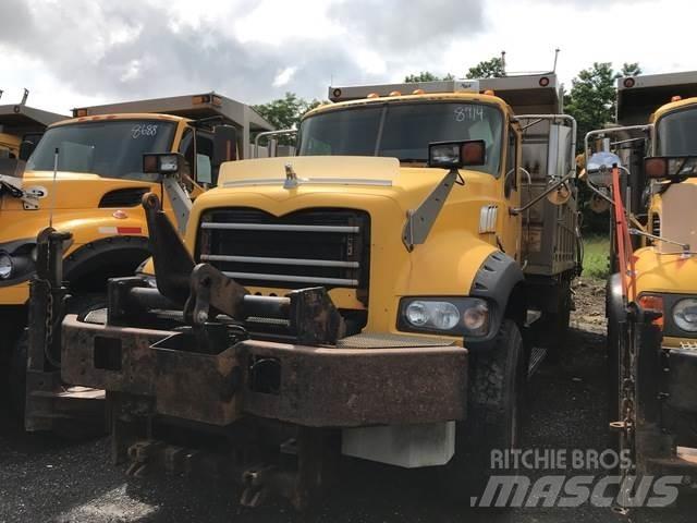 Mack 700 Schneeschilde und -pflüge