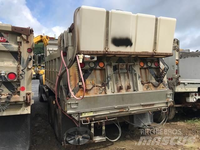 Mack 700 Schneeschilde und -pflüge