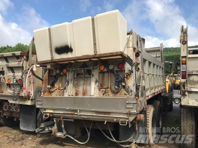 Mack 700 Schneeschilde und -pflüge