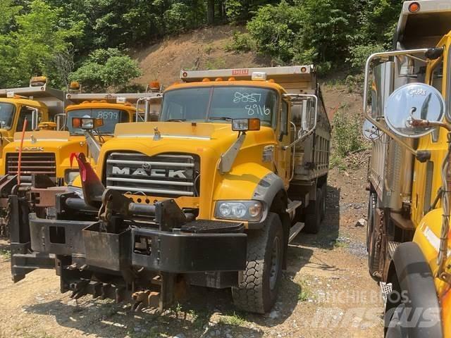 Mack 700 Schneeschilde und -pflüge
