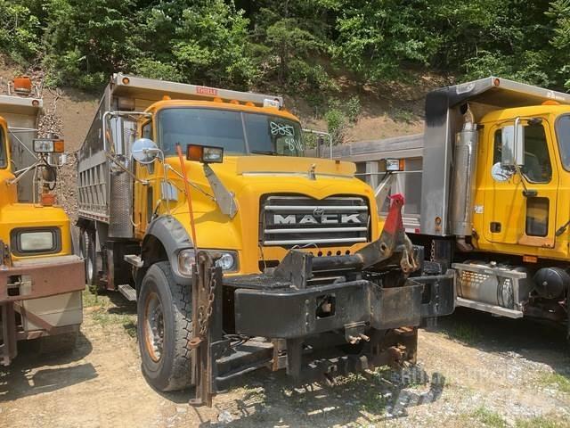 Mack 700 Schneeschilde und -pflüge