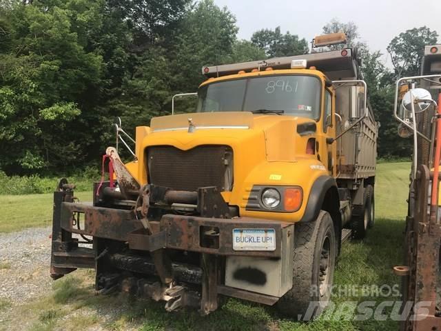Mack 700 Schneeschilde und -pflüge