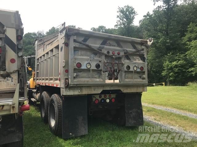Mack 700 Schneeschilde und -pflüge