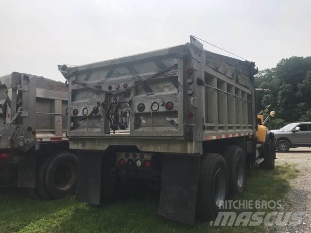 Mack 700 Schneeschilde und -pflüge
