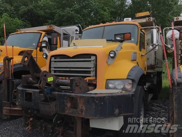 Mack 700 Schneeschilde und -pflüge