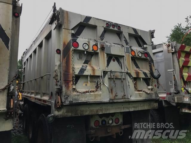 Mack 700 Schneeschilde und -pflüge