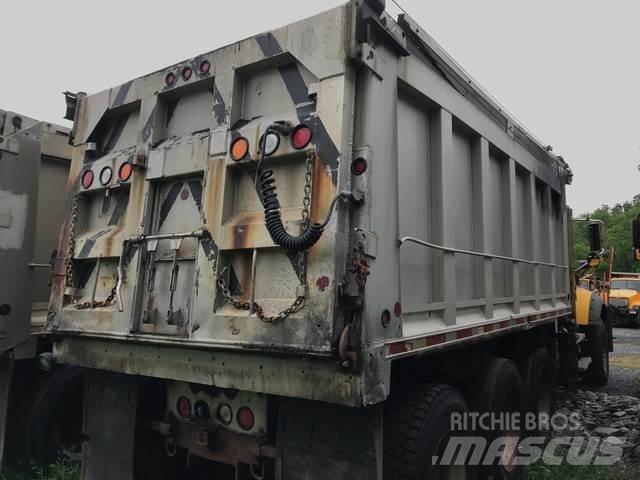 Mack 700 Schneeschilde und -pflüge