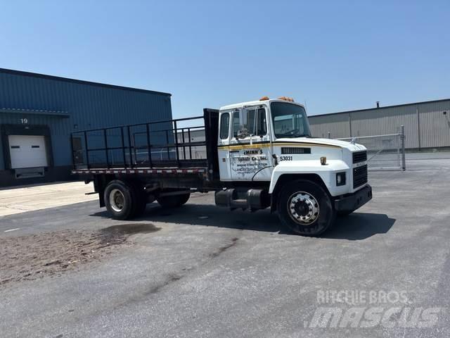 Mack CS300P Pritschenwagen/Pritschenwagen mit Seitenklappe