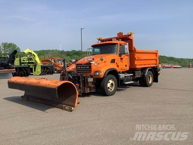 Mack CV700 Schneeschilde und -pflüge