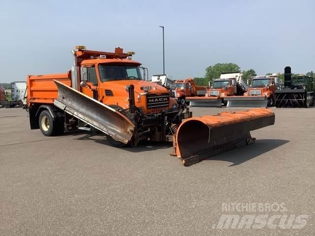 Mack CV700 Schneeschilde und -pflüge