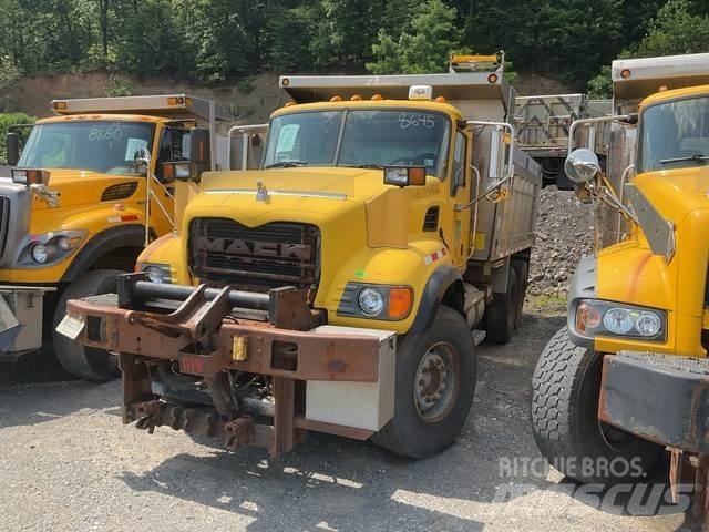 Mack CV700 Schneeschilde und -pflüge
