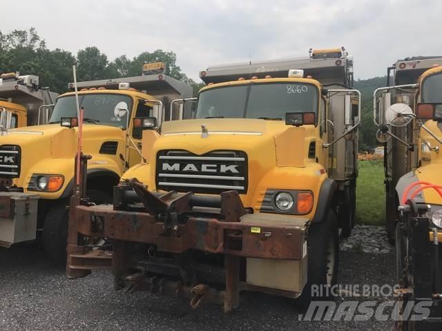 Mack CV700 Schneeschilde und -pflüge