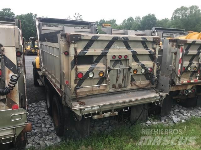 Mack CV700 Schneeschilde und -pflüge