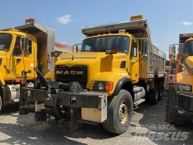 Mack CV700 Schneeschilde und -pflüge