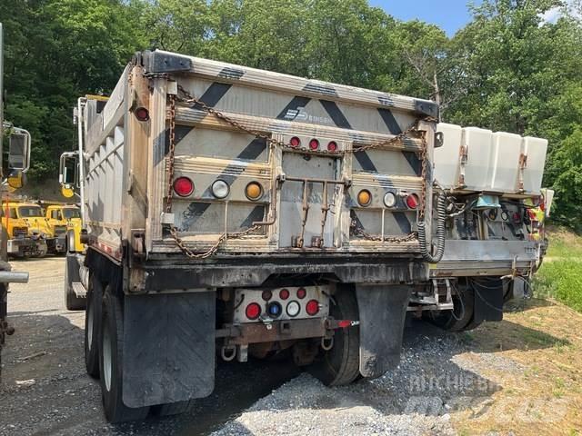 Mack CV700 Schneeschilde und -pflüge