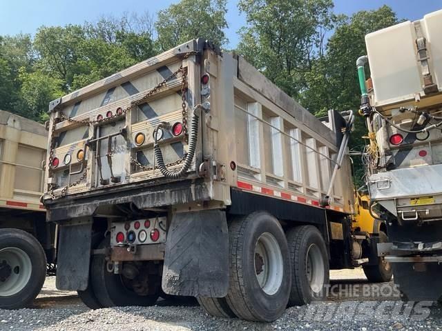 Mack CV700 Schneeschilde und -pflüge
