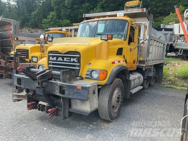 Mack CV700 Schneeschilde und -pflüge