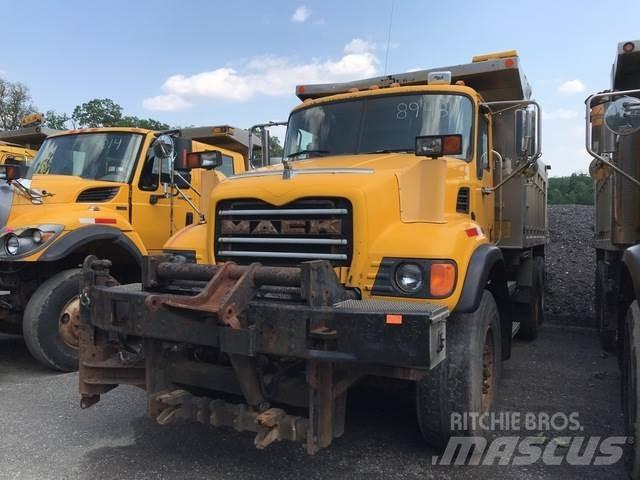 Mack CV700 Schneeschilde und -pflüge