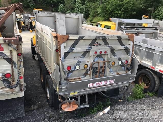 Mack CV700 Schneeschilde und -pflüge