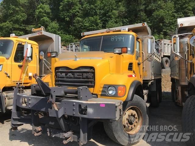 Mack CV700 Schneeschilde und -pflüge