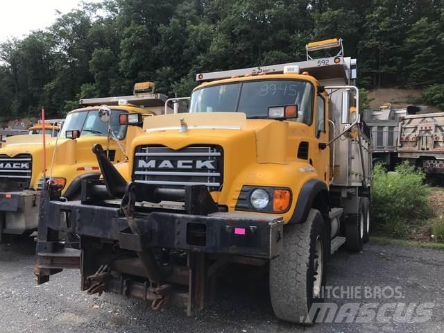 Mack CV700 Schneeschilde und -pflüge