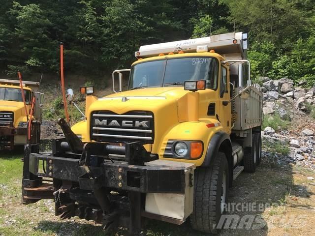 Mack CV700 Schneeschilde und -pflüge