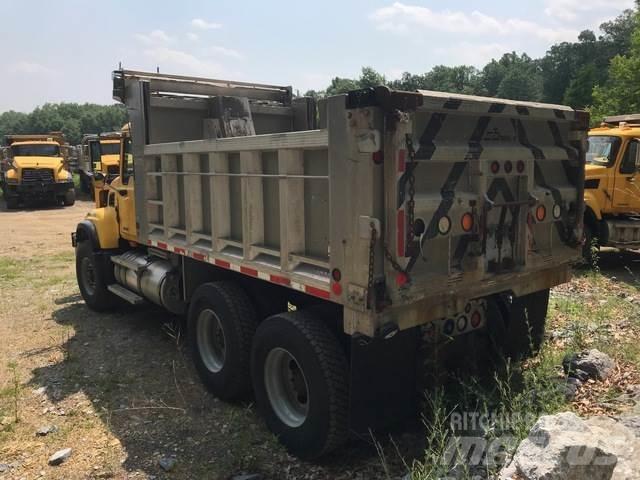 Mack CV700 Schneeschilde und -pflüge