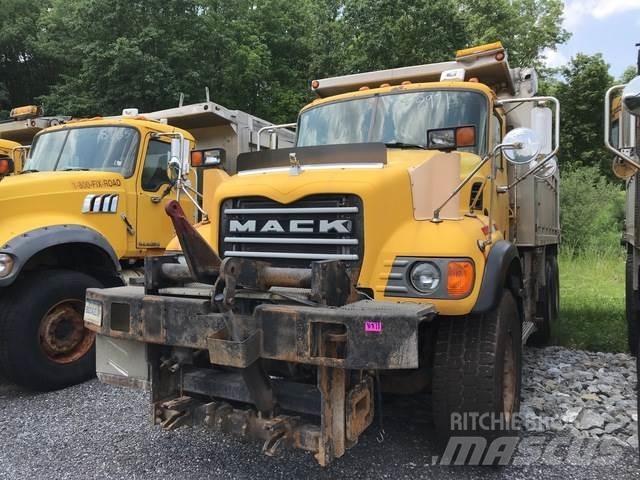 Mack CV700 Schneeschilde und -pflüge