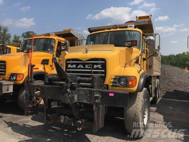 Mack CV700 Schneeschilde und -pflüge