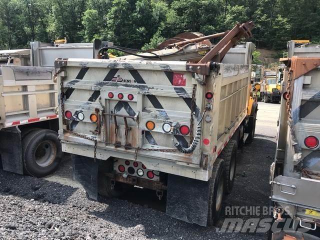 Mack CV700 Schneeschilde und -pflüge