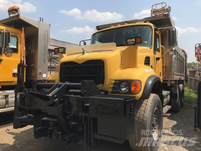 Mack CV700 Schneeschilde und -pflüge
